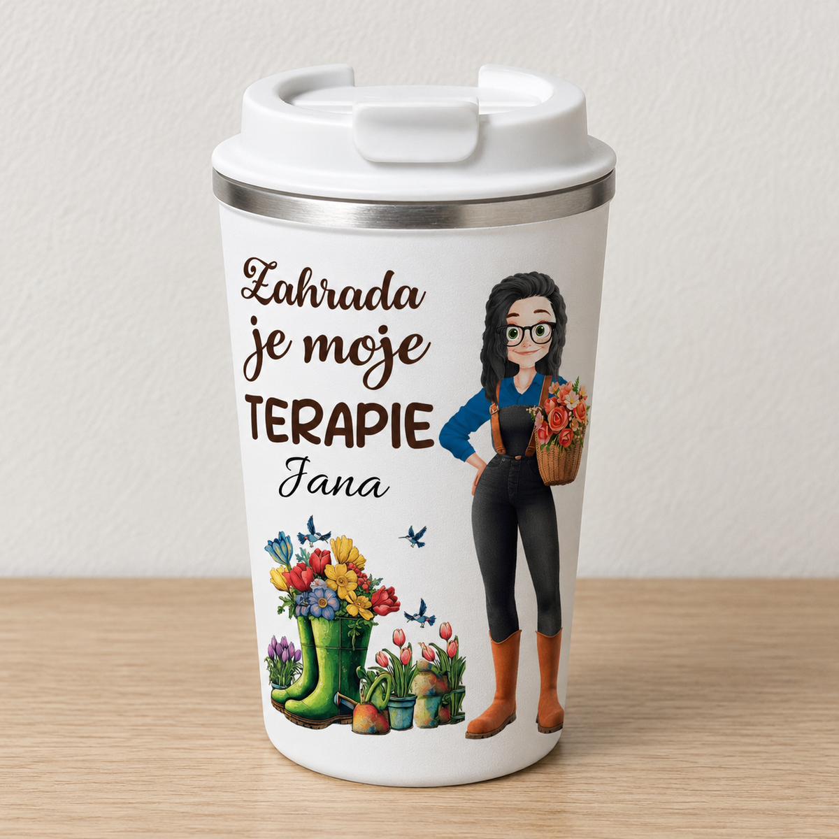 Dvoustěnný termohrnek 350 ml s nápisem Zahrada je moje TERAPIE, jménem Jana a zahradnicí s košíkem květin