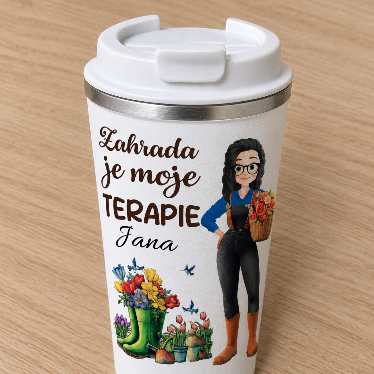 Detail víčka a potisku termohrnku Zahrada je moje terapie